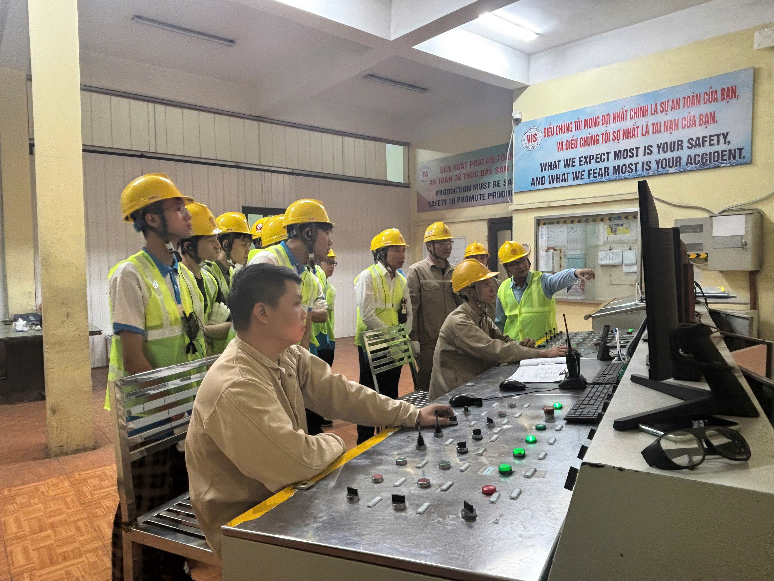 Sinh viên Trường Đại học GTVT tham quan thực tế tại Công ty Cổ phần thép Việt  Ý