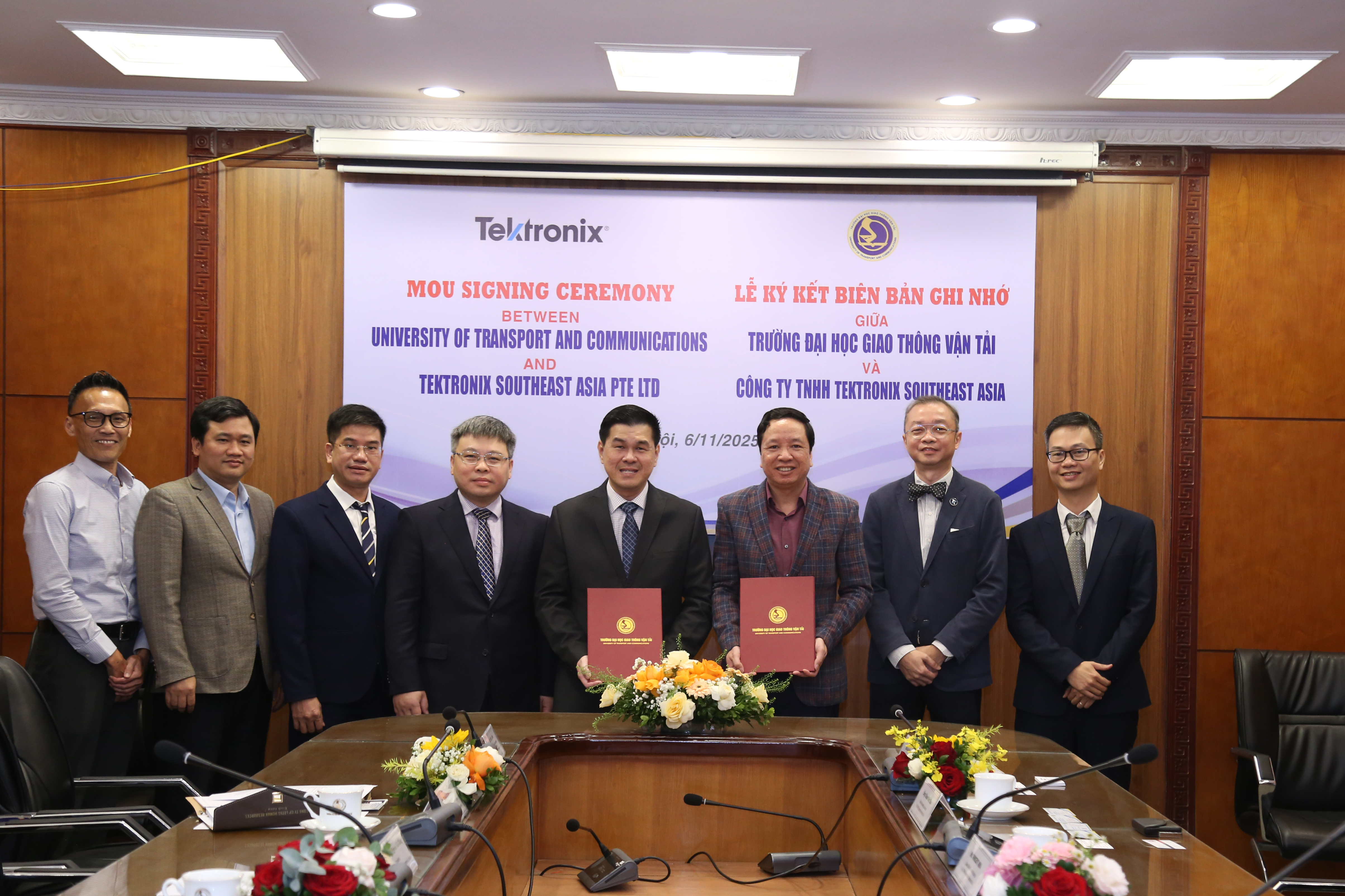 Trường Đại học Giao thông vận tải ký kết Biên bản ghi nhớ hợp tác với  Công ty TNHH Tektronix Southeast Asia