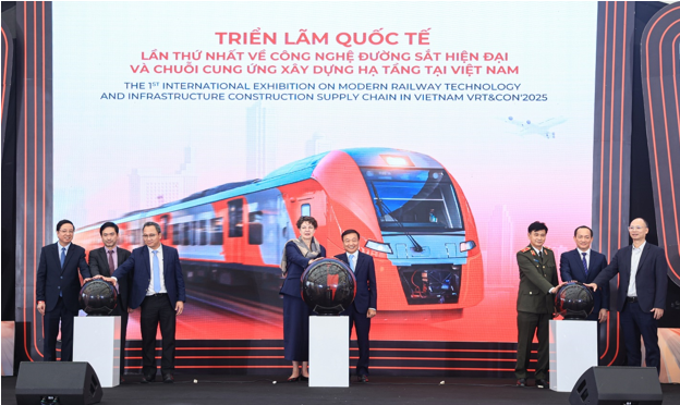 Hiệu trưởng Nhà trường dự khai mạc Triển lãm và Hội nghị quốc tế về Công nghệ đường sắt hiện đại và Chuỗi cung ứng xây dựng hạ tầng