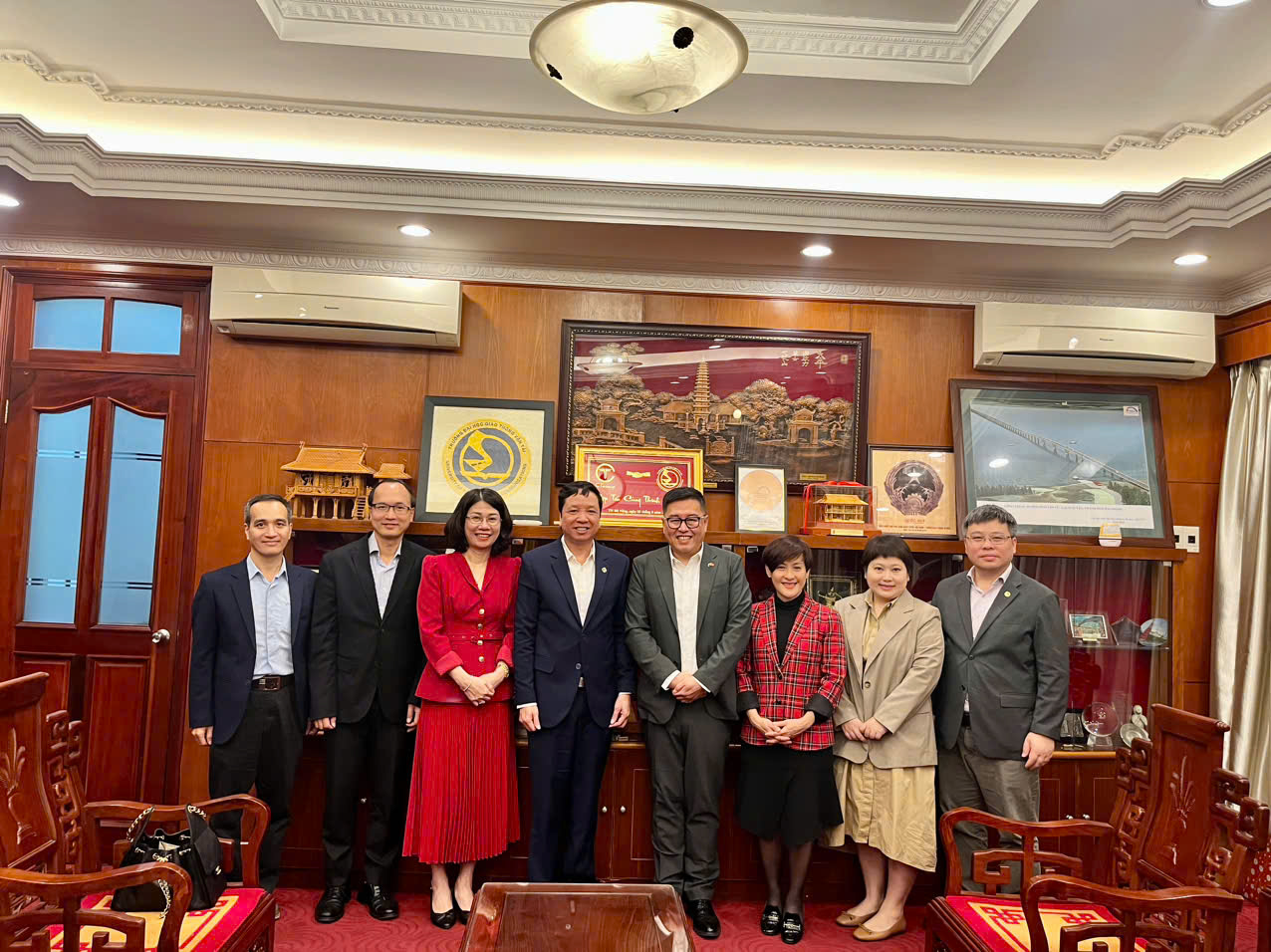 Hiệu trưởng Nhà trường làm việc với Phó Hiệu trưởng Trường Đại học Nam Queensland