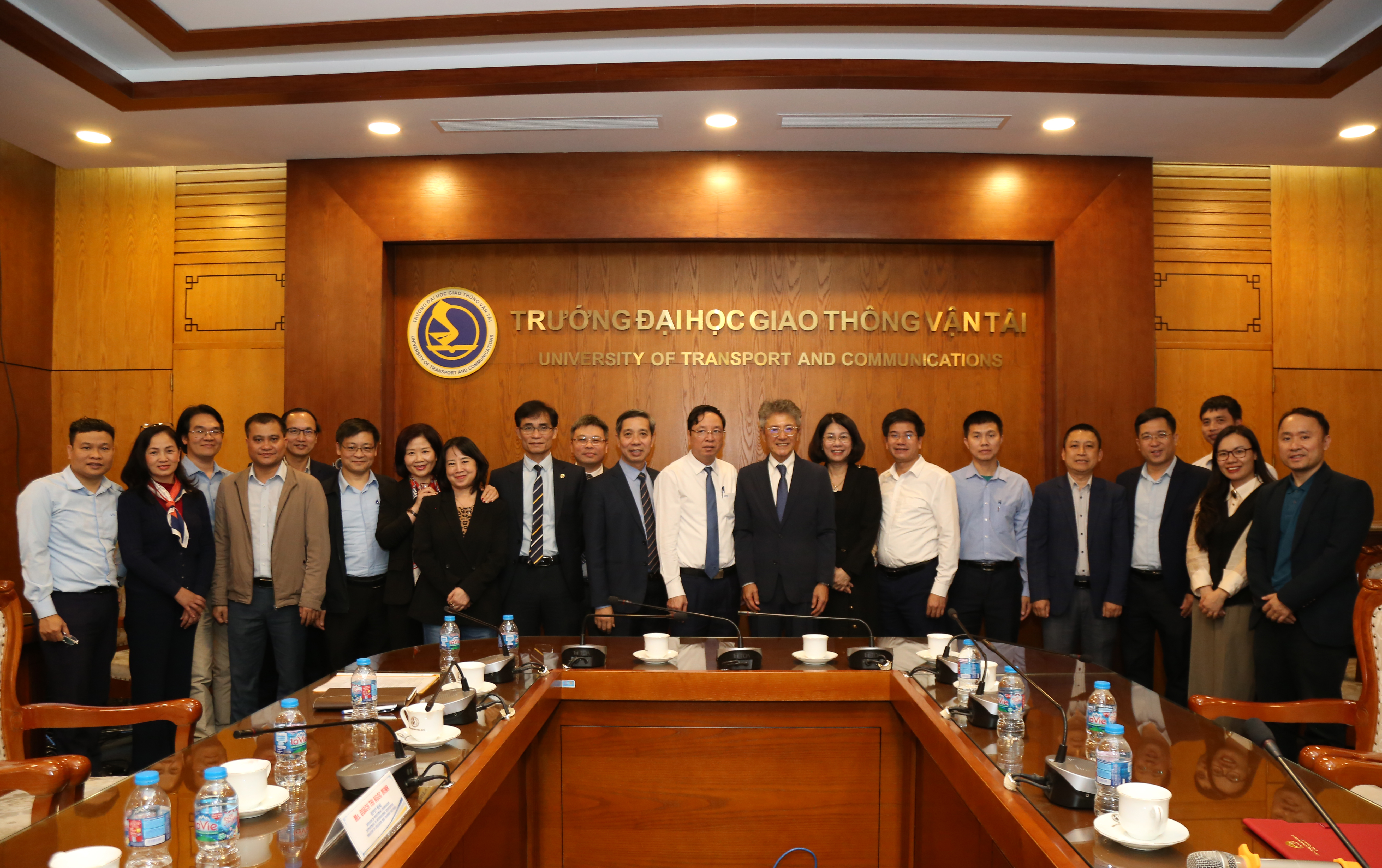 Tọa đàm "Chia sẻ kinh nghiệm trong việc xây dựng tầm nhìn dài hạn cho trường đại học" của Giáo sư Akimasa Fujiwara