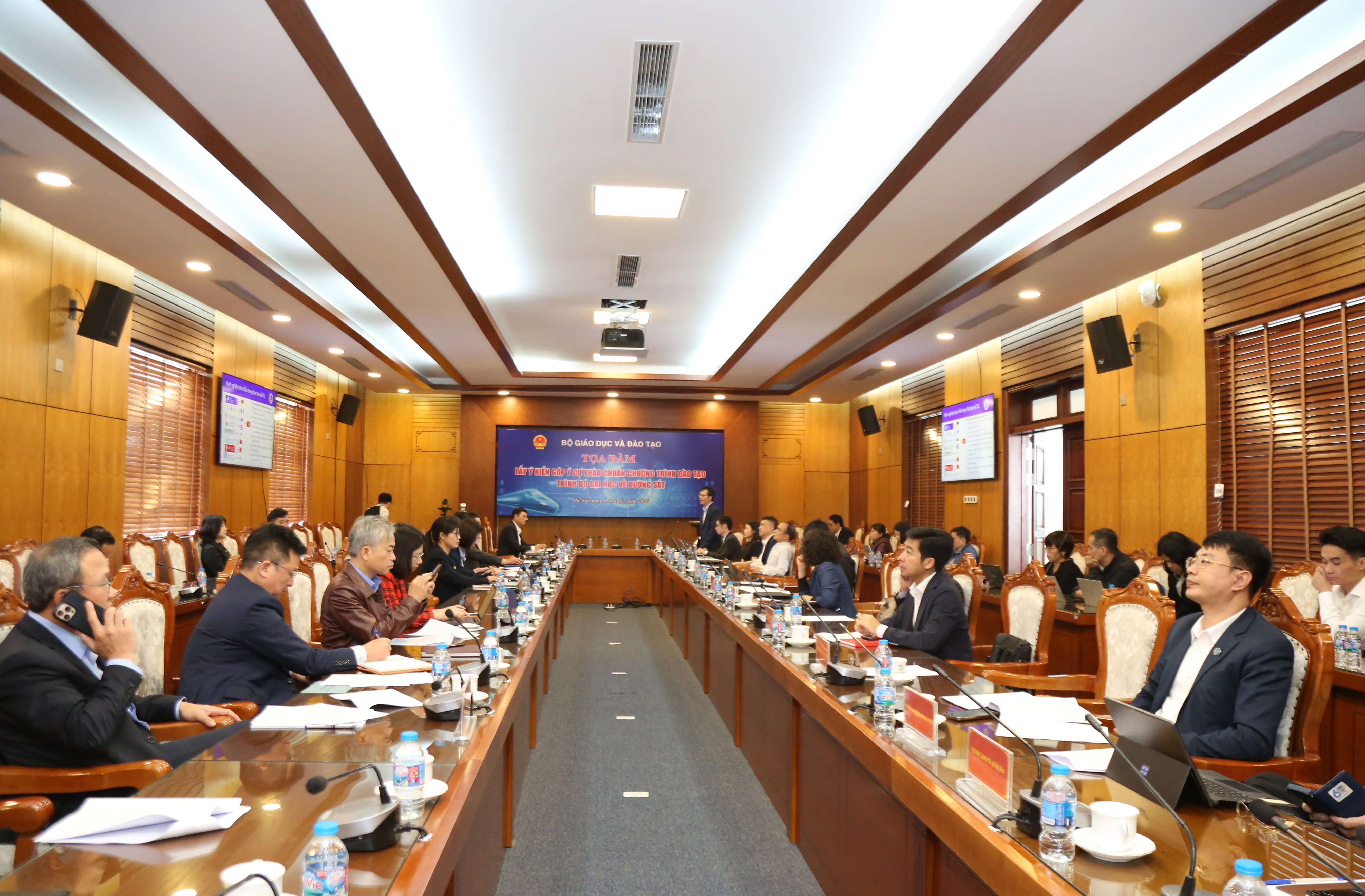 Tọa đàm lấy ý kiến góp ý dự thảo Chuẩn chương trình đào tạo trình độ đại học về đường sắt 