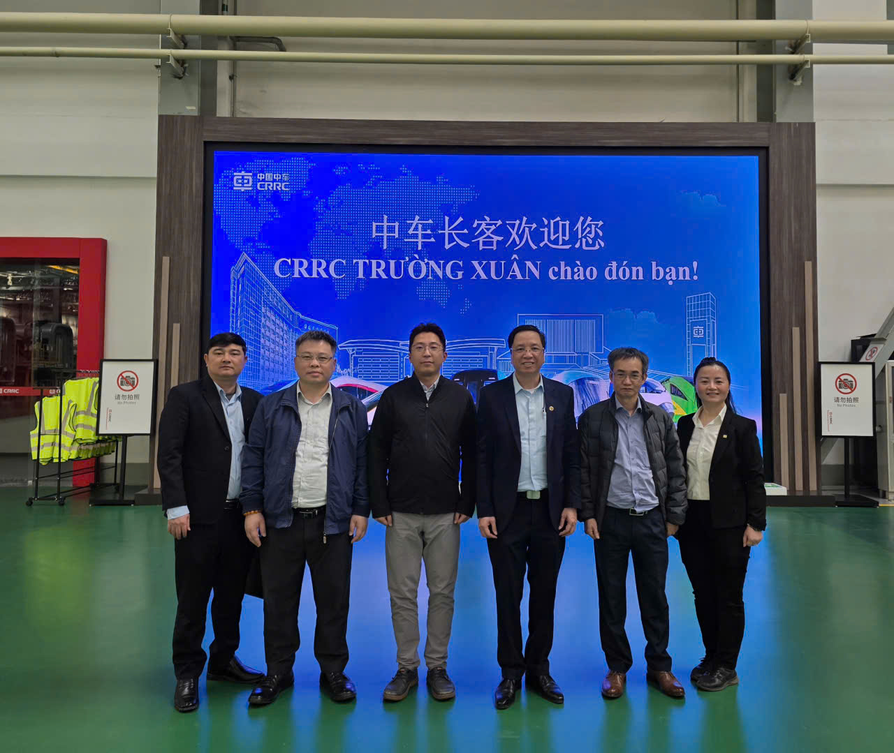Trường Đại học Giao thông vận tải thăm và làm việc tại Công ty CRRC Trường Xuân (Trung Quốc) 