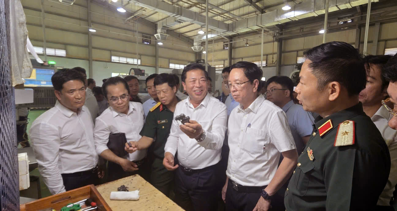 Trường Đại học Giao thông vận tải tham gia đoàn công tác của Bộ Xây dựng khảo sát năng lực công nghiệp phục vụ phát triển đường sắt hiện đại