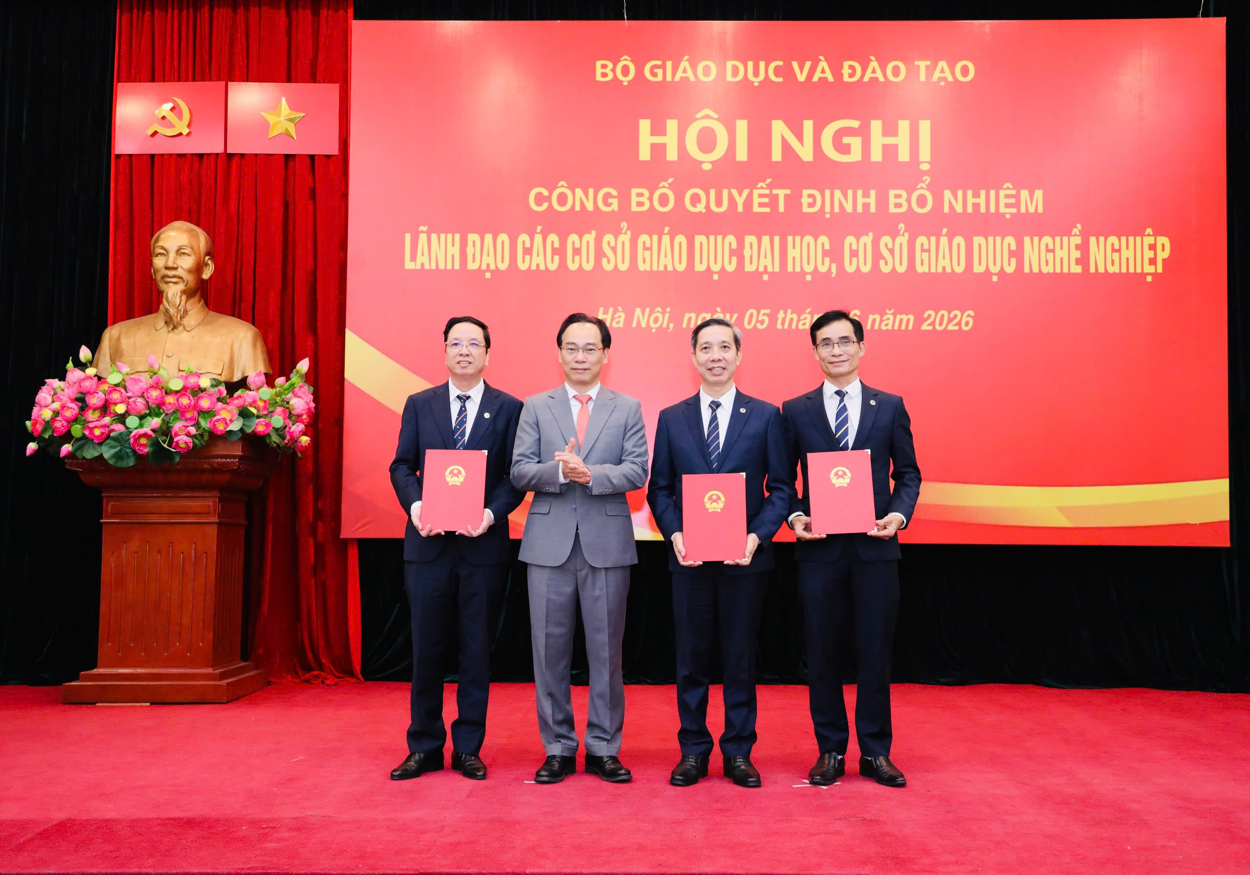 Bộ trưởng Bộ Giáo dục và Đào tạo trao các quyết định bổ nhiệm cho lãnh đạo Trường Đại học Giao thông vận tải