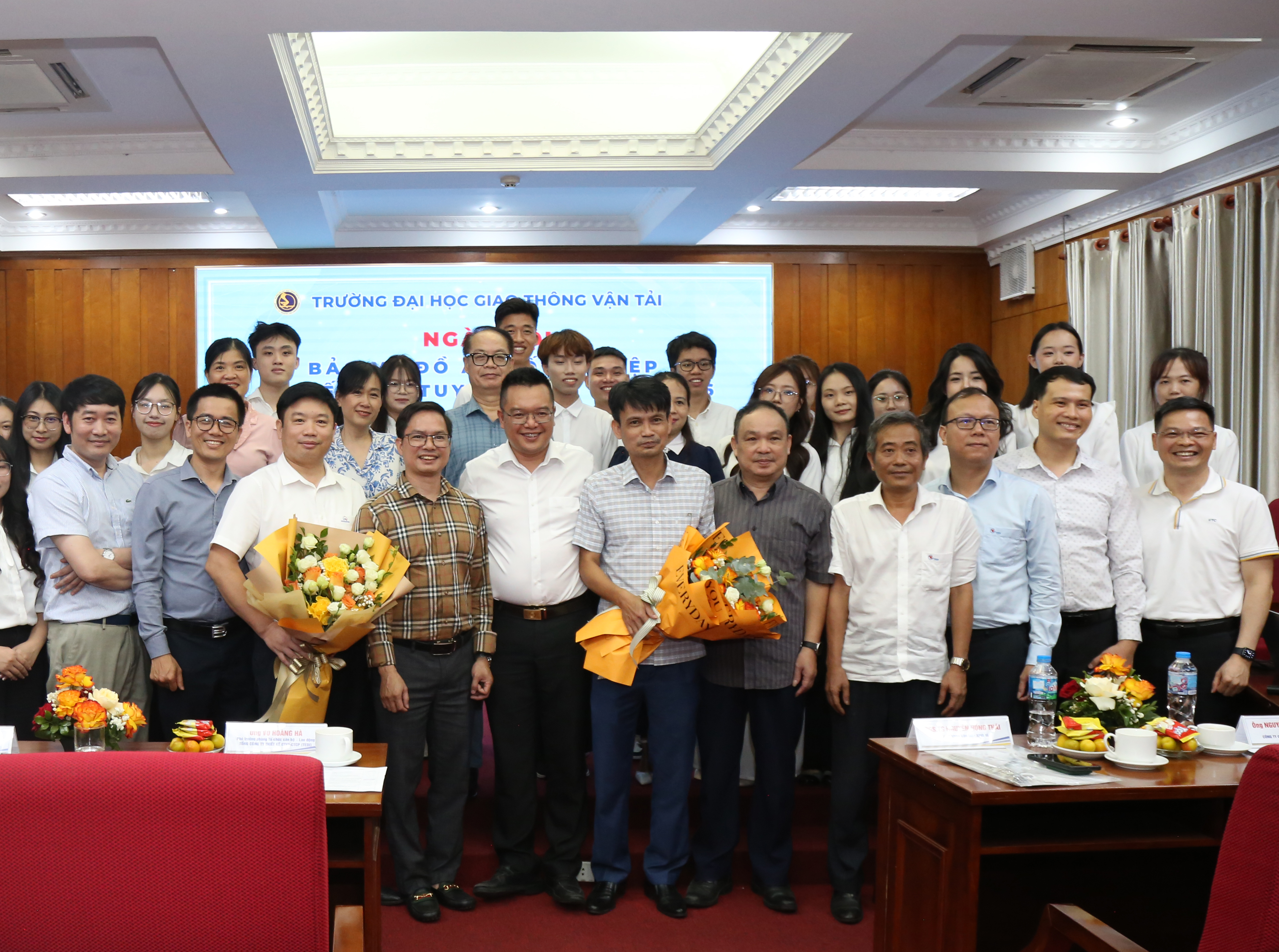 Ngày hội Bảo vệ đồ án tốt nghiệp và kết nối tuyển dụng năm 2026 chuyên ngành Kinh tế vận tải đường sắt và Khai thác, quản lý đường sắt đô thị