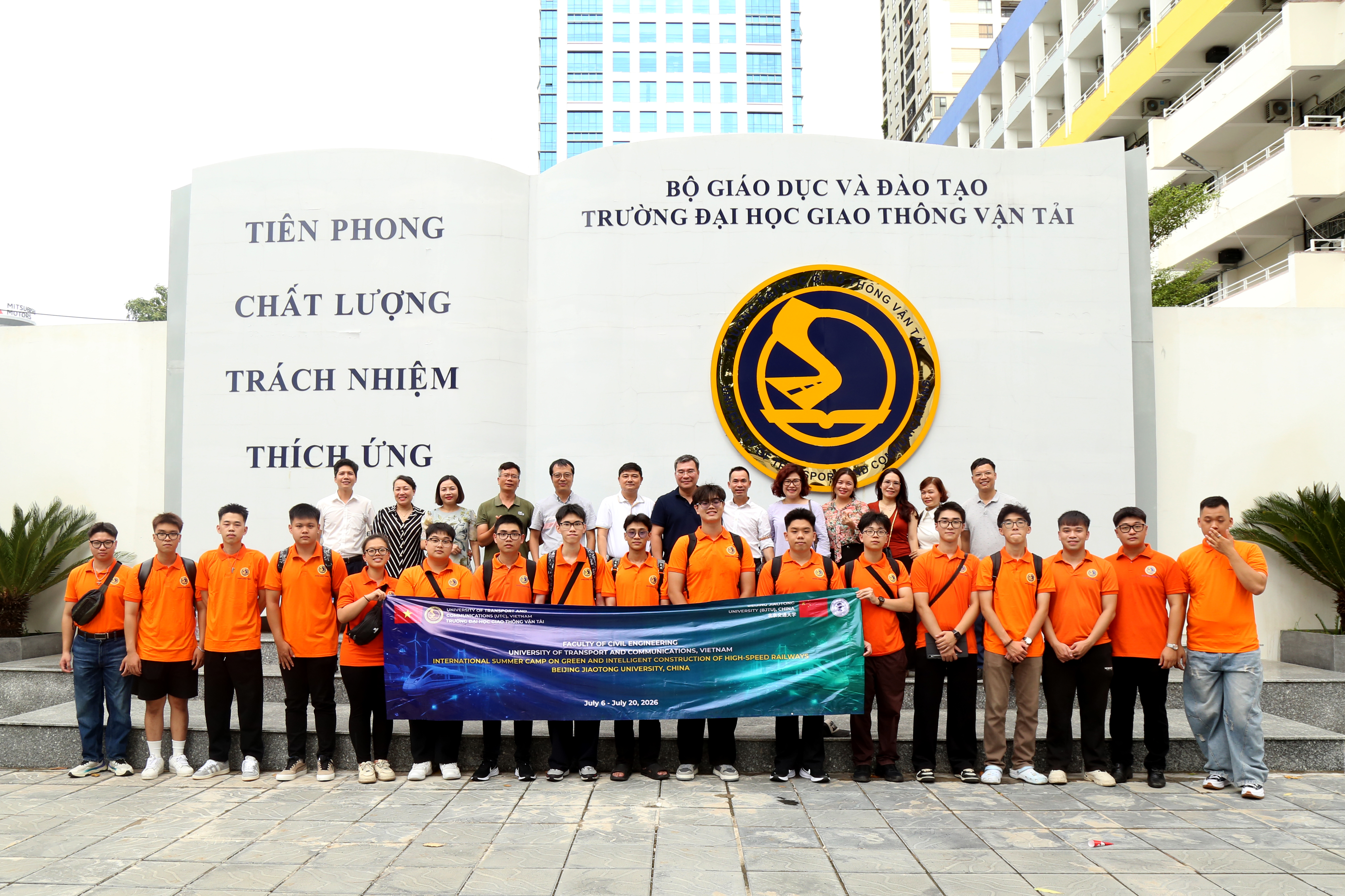 Giảng viên và sinh viên Khoa Công trình tham gia Chương trình học thuật quốc tế về đường sắt tốc độ cao tại Trung Quốc