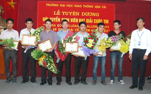 Lễ tuyên dương đội tuyển sinh viên đạt giải cuộc thi "Honda Eco Milleage Challenge 2013 - Lái xe sinh thái tiết kiệm nhiên liệu"