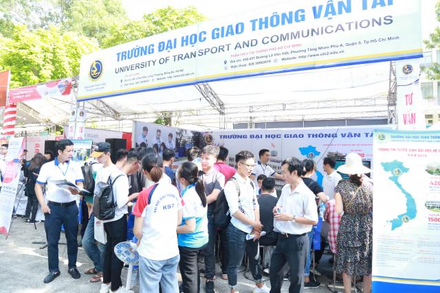 Trường Đại học GTVT tham dự Ngày hội tư vấn tuyển sinh xét tuyển Đại học năm 2019 