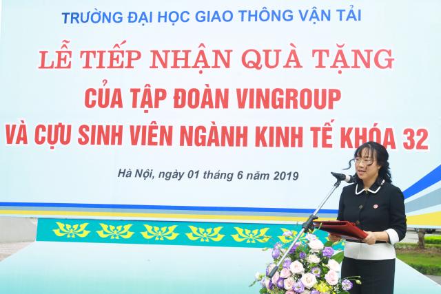 Lễ tiếp nhận và trồng cây do Tập đoàn Vingroup và Cựu sinh viên ngành Kinh tế Khóa 32 trao tặng