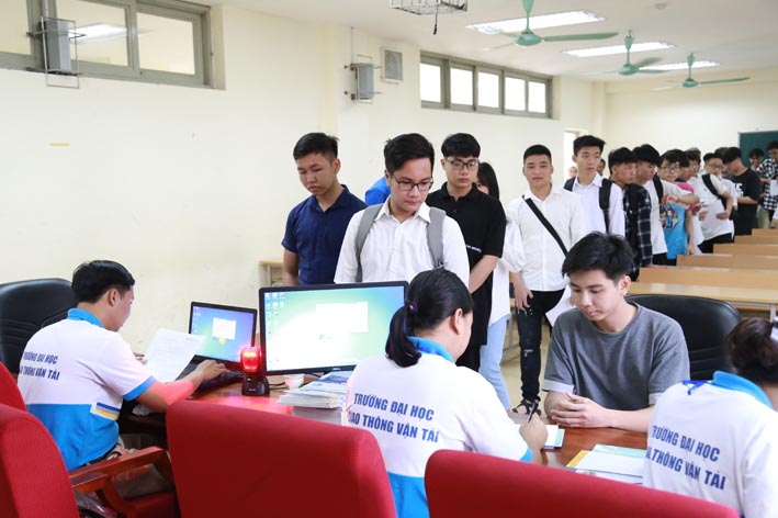 Trường Đại học GTVT đón thí sinh trúng tuyển Đại học chính quy 2018 đến xác nhận nhập học