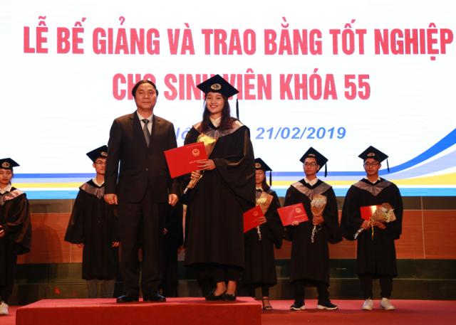 Lễ bế giảng và trao bằng tốt nghiệp cho sinh viên khóa 55