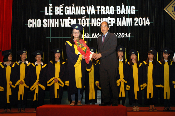 Lễ bế giảng và trao bằng cho sinh viên tốt nghiệp năm 2014