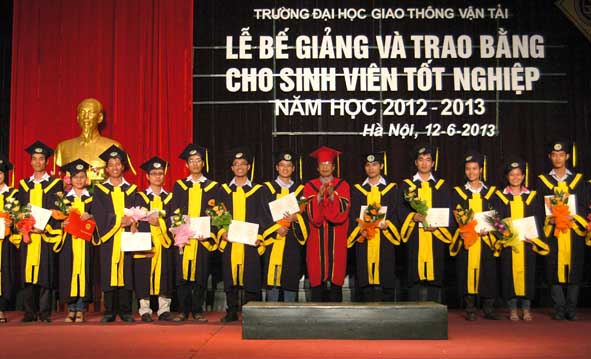 Lễ bế giảng và trao bằng tốt nghiệp cho sinh viên năm học 2012 - 2013